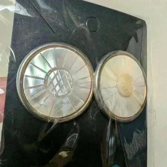 Vintage 80s mother of pearl earrings - Picture 4 of 7